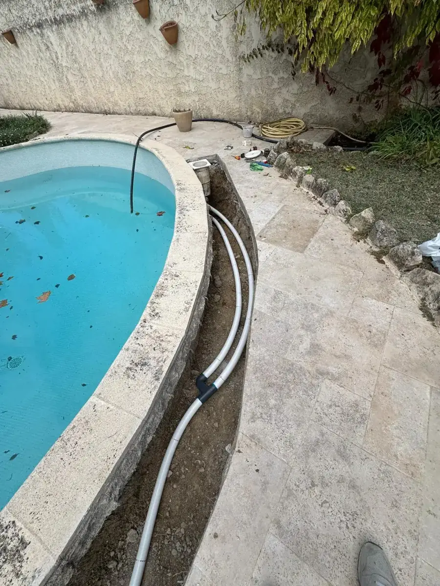 Nouveau raccordement en PVC pression du skimmer défectueux sur le skimmer sain