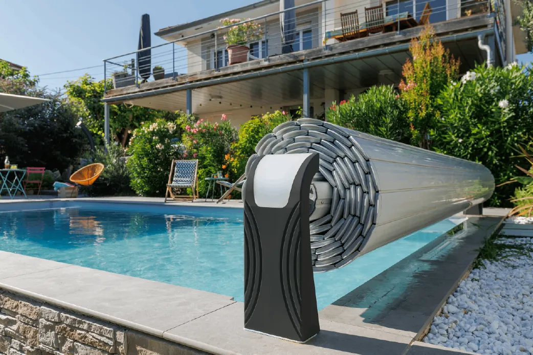 Volet roulant de piscine automatique gris et blanc