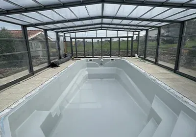 Coque de piscine polyester rénovée, finition terminée avant mise en eau