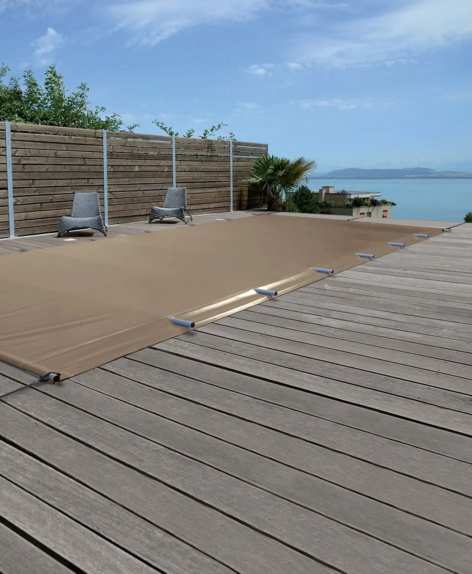 Couverture à barres beige sur piscine avec terrasse bois et vue mer