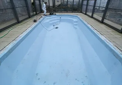 Préparation d'une coque de piscine polyester avant réparation